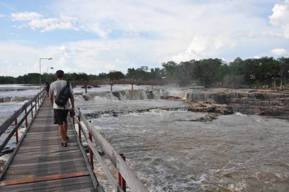 Cruzando a passarela sobre a Cachoeira do Urubu, entre os municípios de Batalha e Esperantina - PI